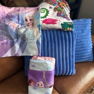 Frozen twin fitted & flat sheet 2pillow covers two accent cushions and blanket